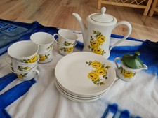 Kaffeeservice, weiß mit gelben Blumen, Kanne, Teller, Tassen, Zuckerdose