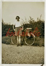 RP-junge Frau mit gut ausgestattet ohne Fahrrad-Ready for OFF!