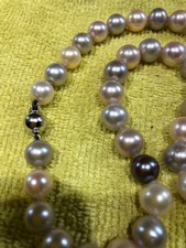 mehrfarbige charmante Perlenkette mit 585er Weißgold- Kugelschließe