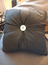 Kleines schwarzes Boudoirkissen mit Diamant Knopfmitte komplett mit Kissen...