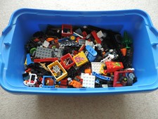 1,5 Kg verschiedene Lego Bausteine, Räder u.a. mit Lego Kiste und Legobauplatten