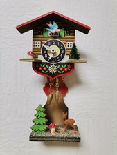 Schöne alte kleine Schwarzwälder Kuckuksuhr als Deko.  
