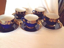 5 TASSEN MIT UNTERTELLER / blau  / mit GOLDRAND