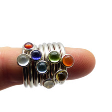 handgefertigte Stapelringe aus Silber mit farbigen Edelsteinen