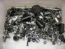 Suzuki GSX-R 600 K1 K2 K3 WVBG Schrauben Kleinteile Restteile vom Fahrwerk