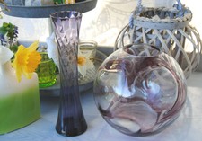 2 BLUMENVASEN 1 x LILA SCHMAL & LANG 7x25 cm / 1 x KUGELVASE DUNKELROSA 18x17 cm