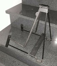 Gitarrenständer König + Meyer in schwarz