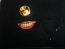 Anstecker Mini-Mund m. Zahnklammer 24 Karat vergoldet