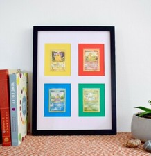 Gerahmte Pikachu, Charmander, Squirtle & Bulbasaur 1999 Pokémonkarten | A3 schwarz 