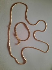 Goldfarbige Kette mit Armband