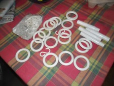 ganz viele verschiedene Gardinenringe oder  Duschvorhangringe