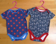 Set 2 Baumwolle Neoprenanzüge mit Retro Roller & Stars von Mothercare, 6-9 Monate