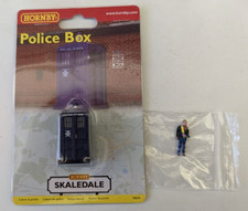 OO Gauge Hornby Kaledale Polizeibox & markenlose OO Gauge Doctor Who Figur