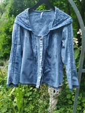 Body Needs Gr 40/42       Blusenjacke helles jeansblau  Spitzenbesatz Rüschen