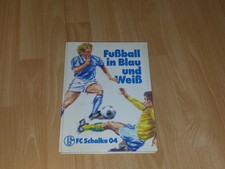 Fußball in Blau und Weiß : FC Schalke o4 Gelsenkirchen S04 ist Fußball- signiert