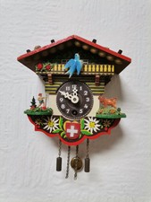 Schöne kleine Schweizer Uhr mit Pendel und Zapfen als Deko 
