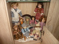   Puppensofa   L/B/H 41x16x27cm und 17 Puppen Keramik  stand nur in der Vitrine