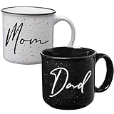 Tipit Drinkware Schwangerschaftsgeschenk Est 2022 - New Mommy and Daddy Est 2022 11 oz Tassenset mit "and So The Adventure Begins" Strampler (0-3 Monate)-Top Geschenkset für Mama und Papa - Babyparty