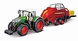 Bburago Die-Cast FENDT 1050 Vario mit funktionierendem Baler-Heber – Detaillierte Nachbildung zum Sammeln, Modellspielzeug, Rot