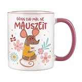 Herz & Heim® Tasse „Gönn dir mal ne Mauszeit“ – Personalisierbar mit Name auf der Rückseite – Rosa Kaffeetasse mit süßem Maus-Motiv und Blumen – Geschenk für Kollegin, Freundin oder Erzieherin