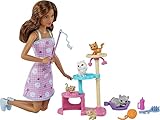 Barbie HHB70 - Kätzchen Kratzbaum-Spielset mit Puppe (brünette Haare) und 5 Katzen, inklusive Pflege-Zubehör, Spielzeug für Kinder ab 3 Jahren