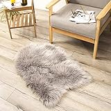 Teppich Wölkchen Lammfell Schaffell Imitat Fellteppich | Wohnzimmer Schlafzimmer Deko | Kunstfell als waschbarer Bettvorleger, Dekofell für Stuhl, Sofa, Bett | Grau - 55x80 cm