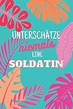 Unterschätze niemals eine Soldatin: Notizbuch inkl. Kalender 2022 | Das perfekte Geschenk für Frauen, die beim Bund sind | Geschenkidee | Geschenke